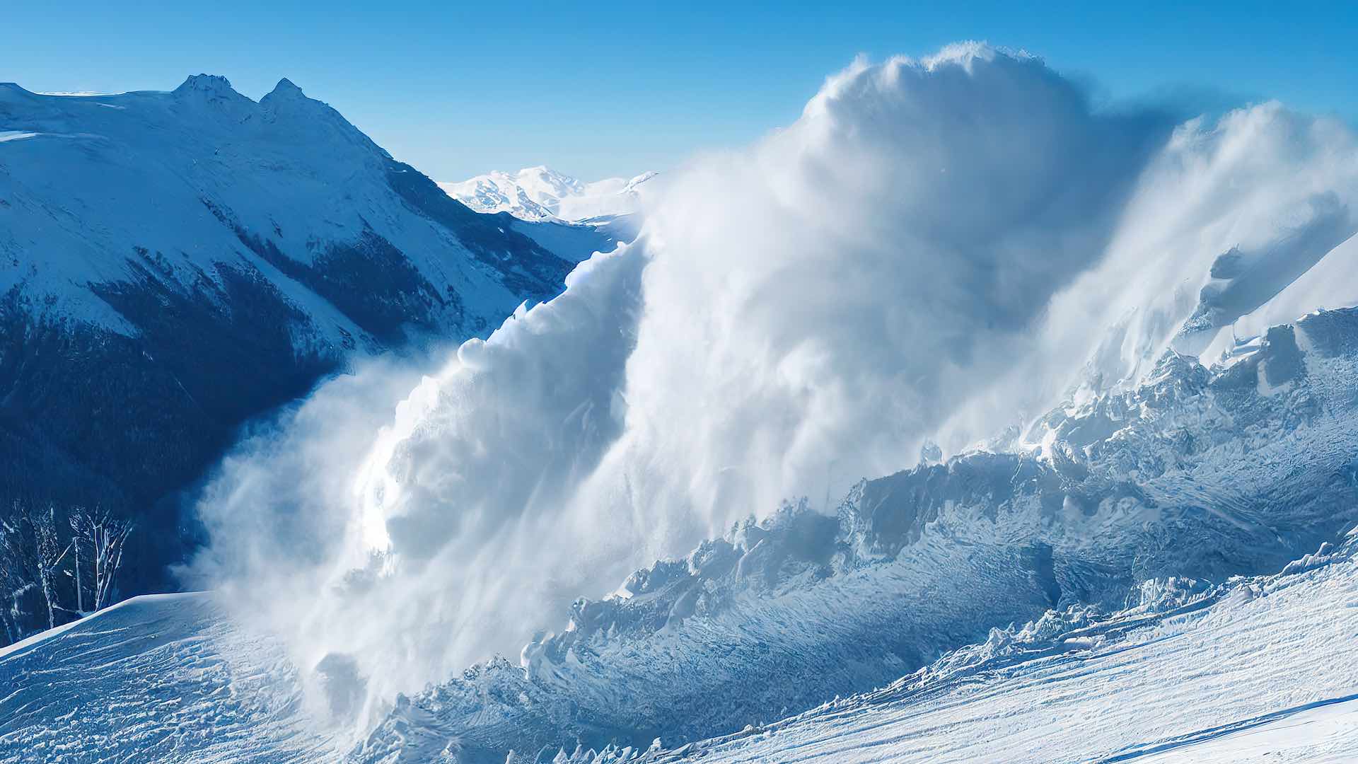 新疆1000名游客遭遇雪崩滞留