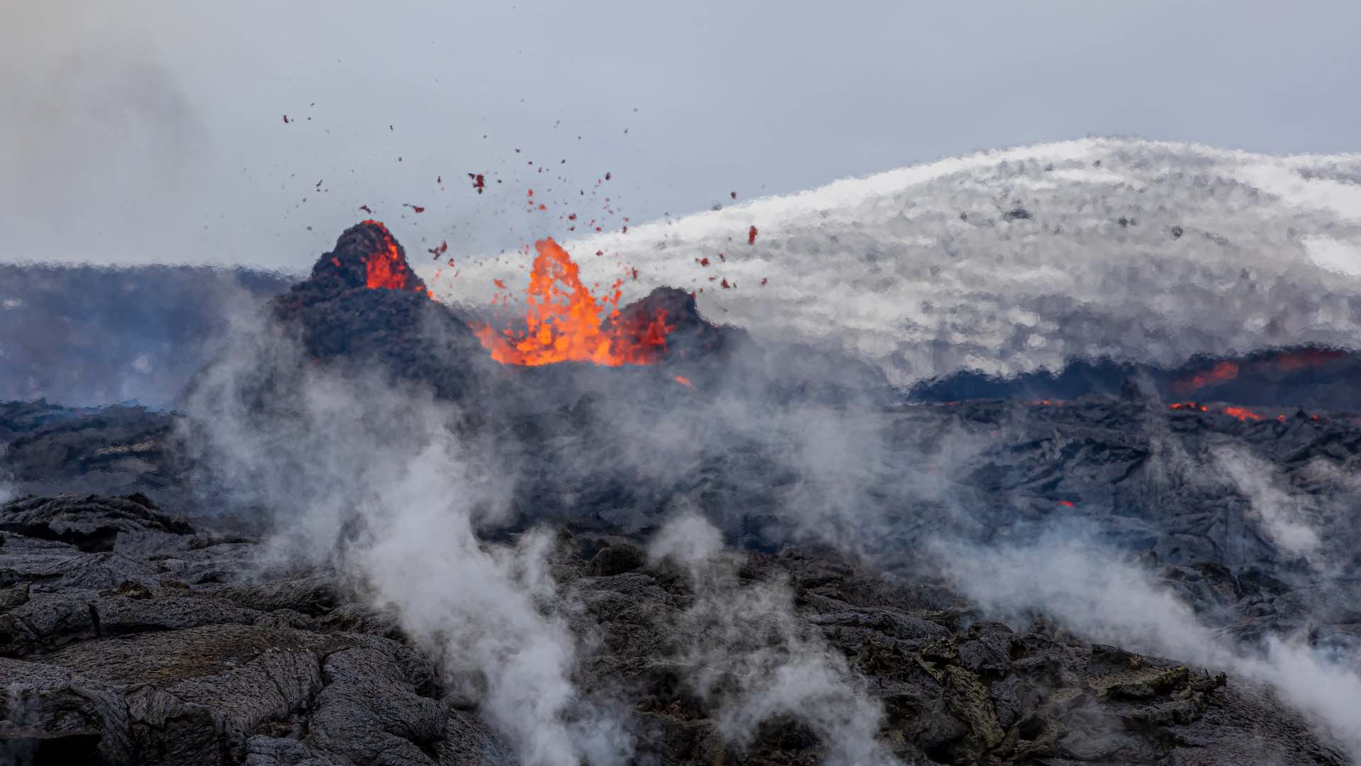 格林达维克的火山喷发有所缓解；地质学家警告更多活动