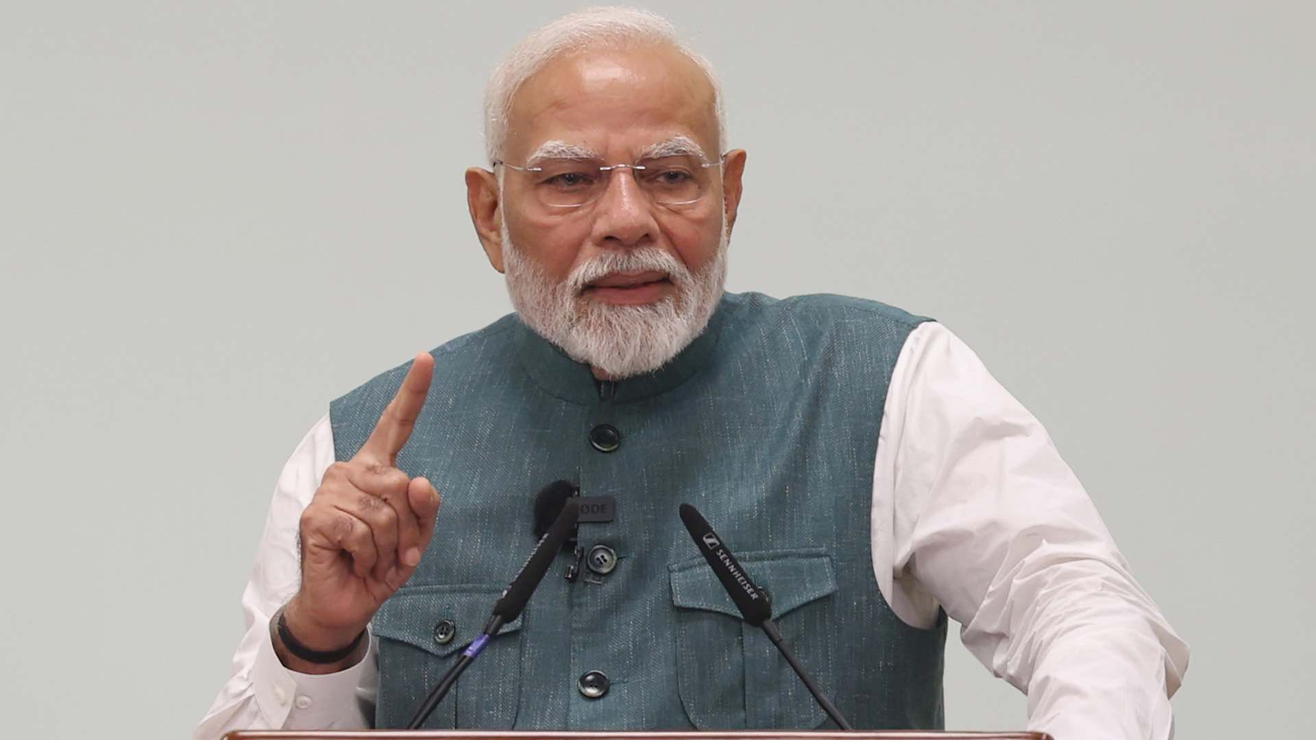 Le Premier ministre Modi pose la première pierre du plus grand port en eau profonde de l'Inde